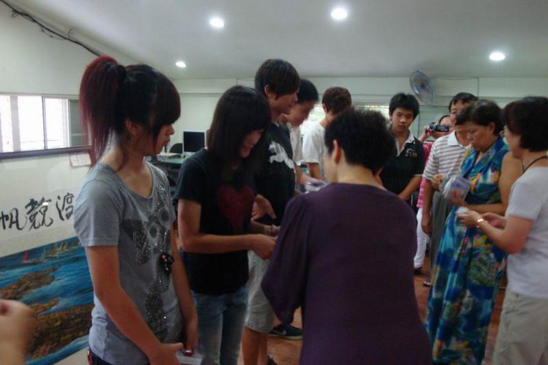 台灣婦女團體全國聯合會理監事們贈送得安學園學生每人一份mp3隨身碟，當中並錄製有鼓勵單親家庭的談話，鼓勵學生努力向上。（2011.09.28）